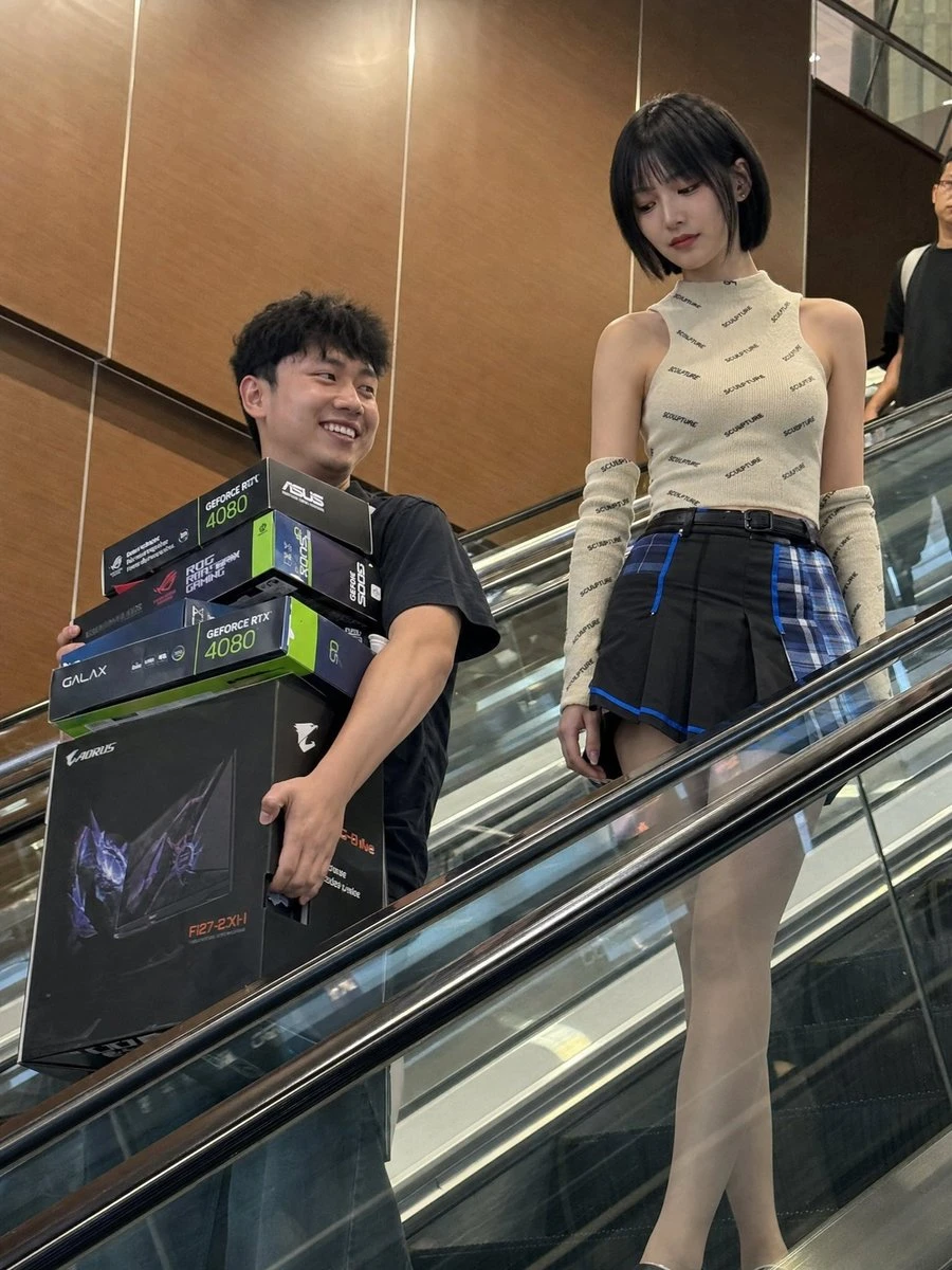 购物商场自动扶梯上的情侣
