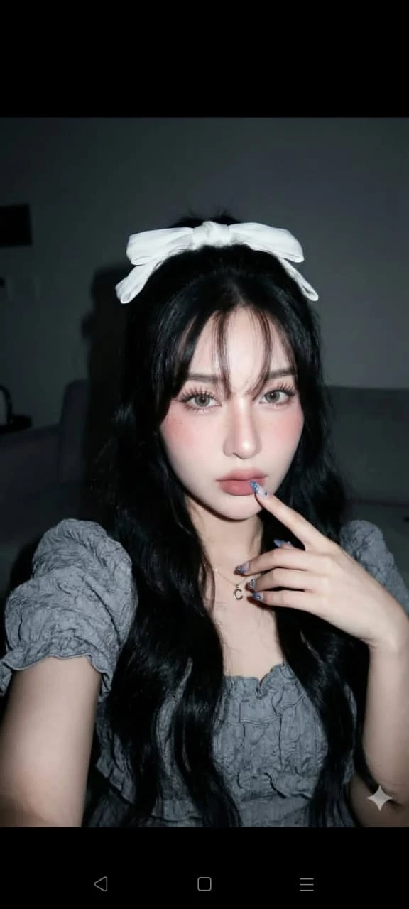 女士昏暗房间自拍