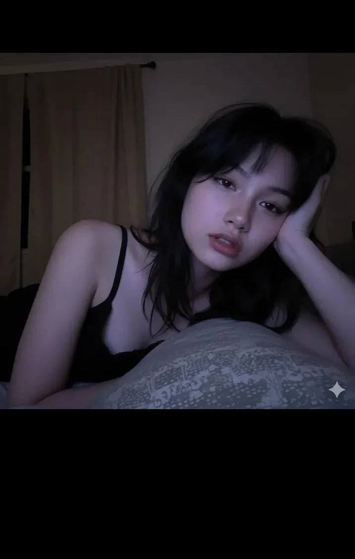 暗光卧室自拍,冷色调屏幕光,慵懒深夜氛围