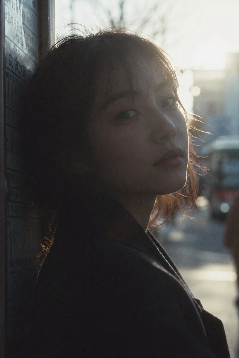 日系胶片风公交站台少女