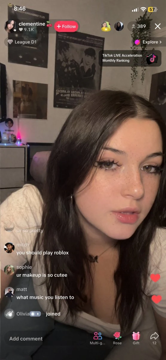 TikTok年轻女主播直播场景